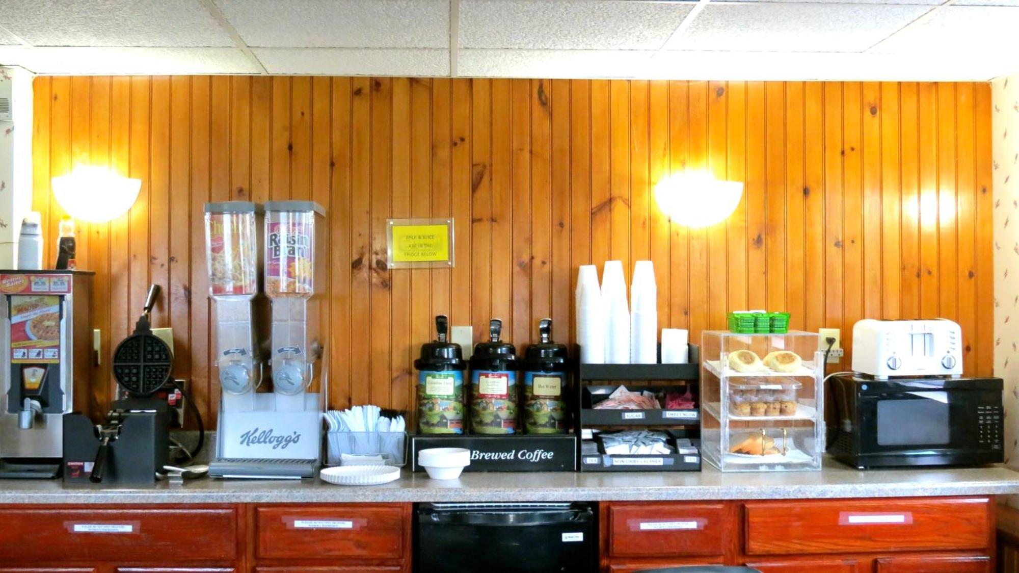 Budget Host Airport Inn 워터빌 외부 사진