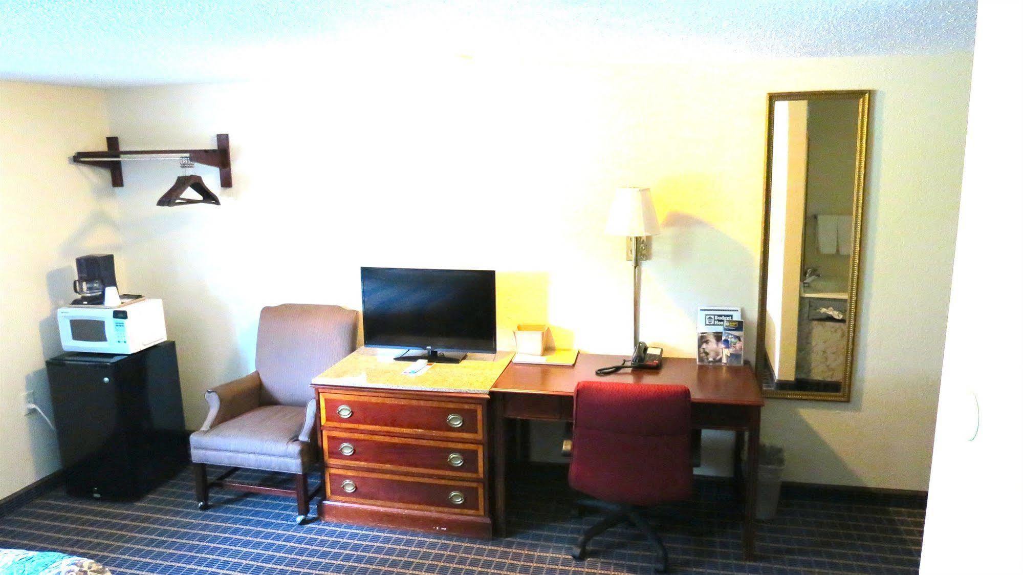 Budget Host Airport Inn 워터빌 외부 사진